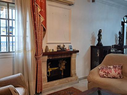 Sala d'estar de Casa adosada en venda en Mairena del Alcor amb Aire condicionat i Terrassa