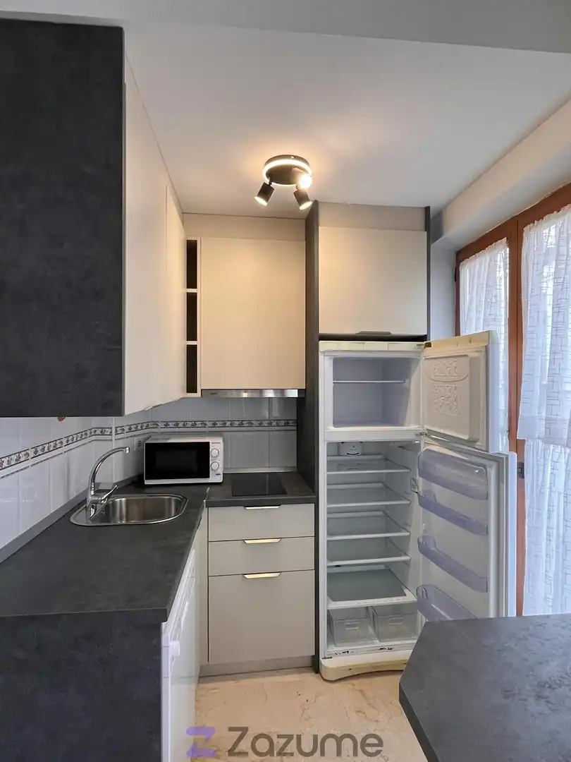 Kitchen of Flat for rent in Granada  with Air Conditioner, Heating and Washing machine