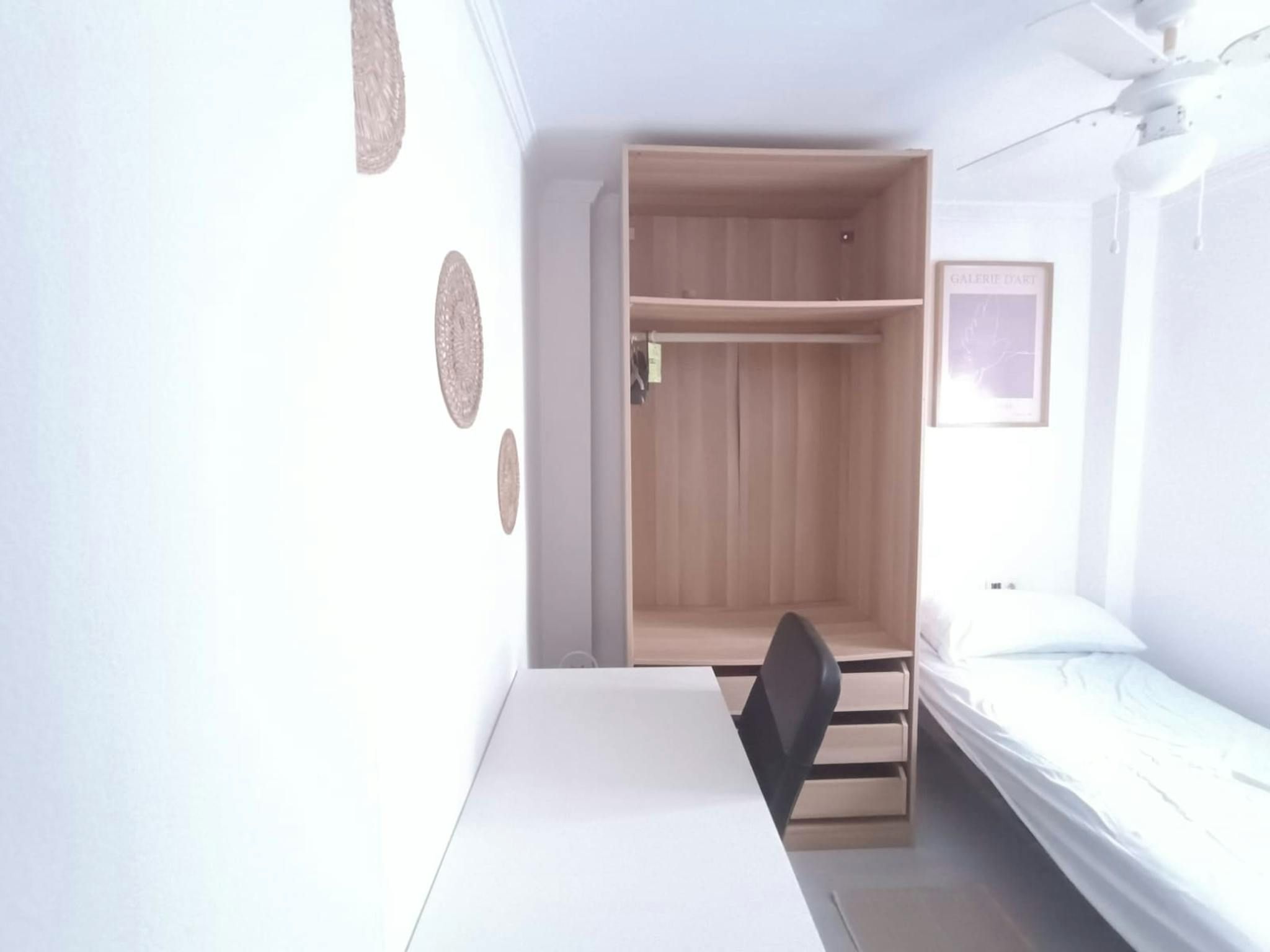 Bedroom of Flat to share in  Sevilla Capital  with Air Conditioner, Furnished and Washing machine