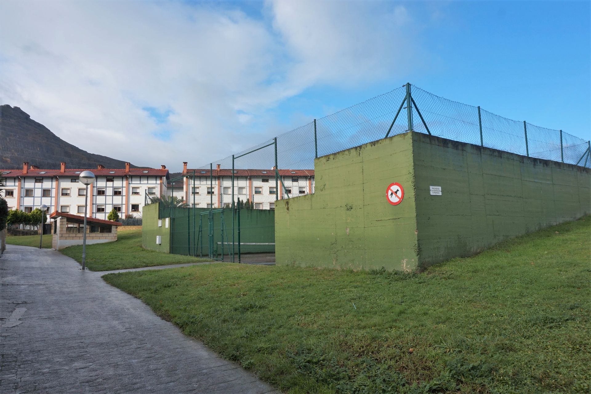 Vista exterior de Casa adosada en venda en Castro-Urdiales amb Calefacció, Jardí privat i Terrassa
