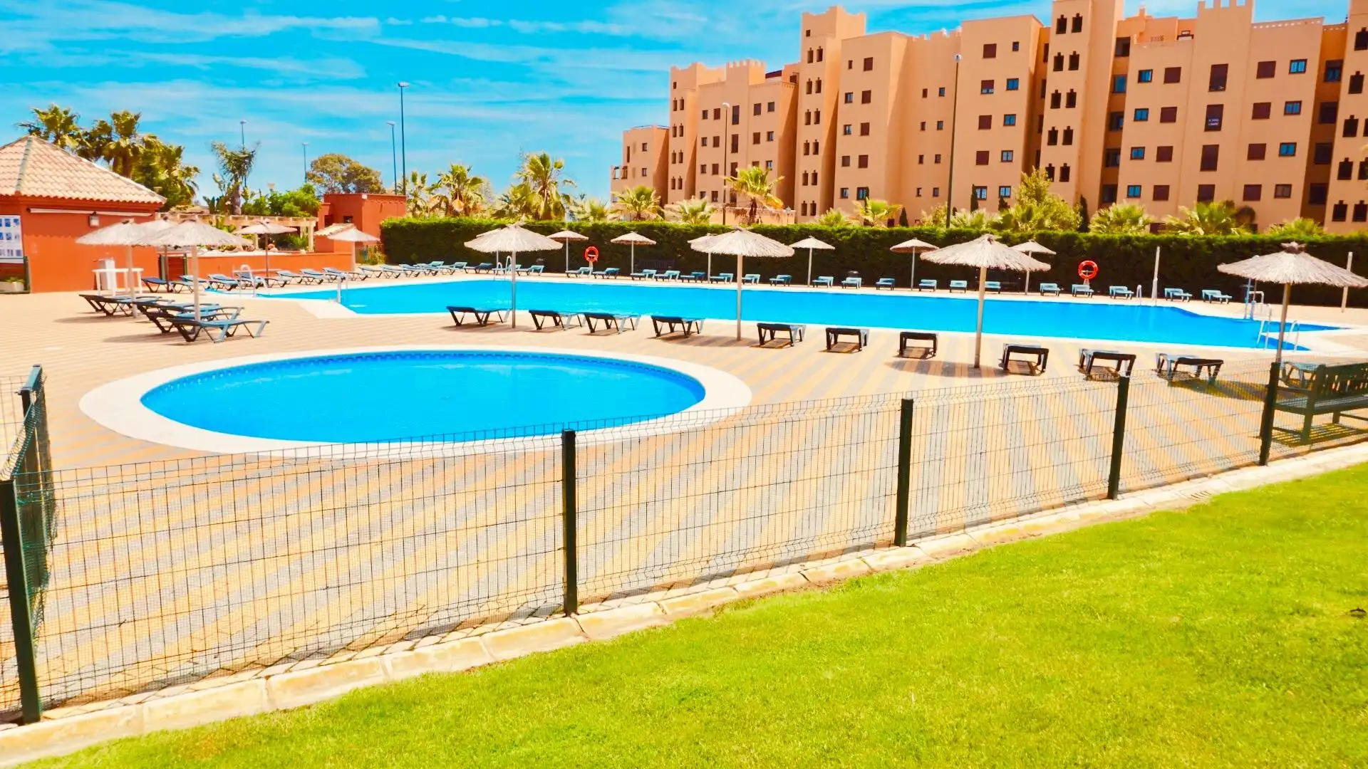Schwimmbecken von Wohnungen zum Verkauf in Ayamonte mit Privatgarten, Terrasse und Möbliert