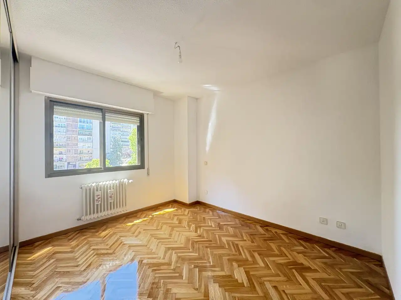Schlafzimmer von Wohnung zur Miete in Madrid mit Klimaanlage, Heizung und Parkett