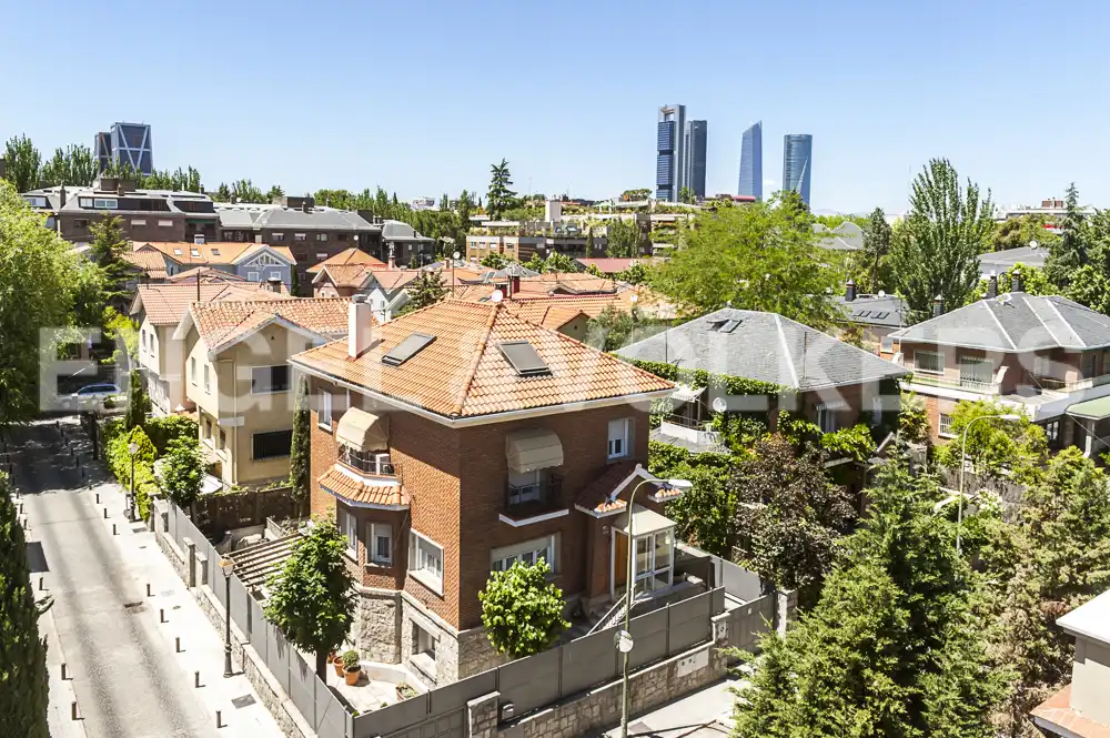 Außenansicht von Wohnung zum Verkauf in Madrid mit Klimaanlage, Heizung und Privatgarten