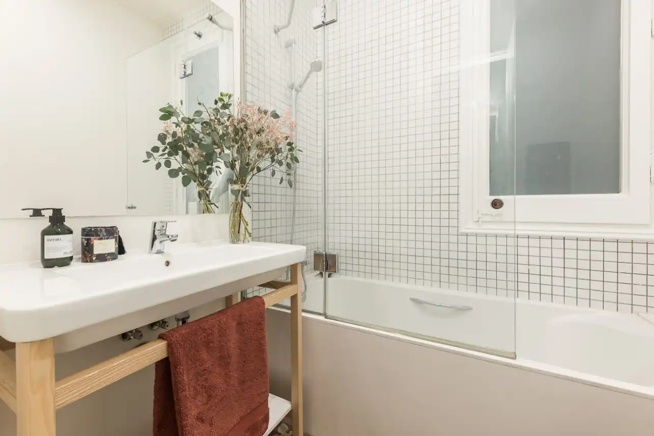 Baño de Apartamento de alquiler en Barcelona con Aire acondicionado, Calefacción y Amueblado