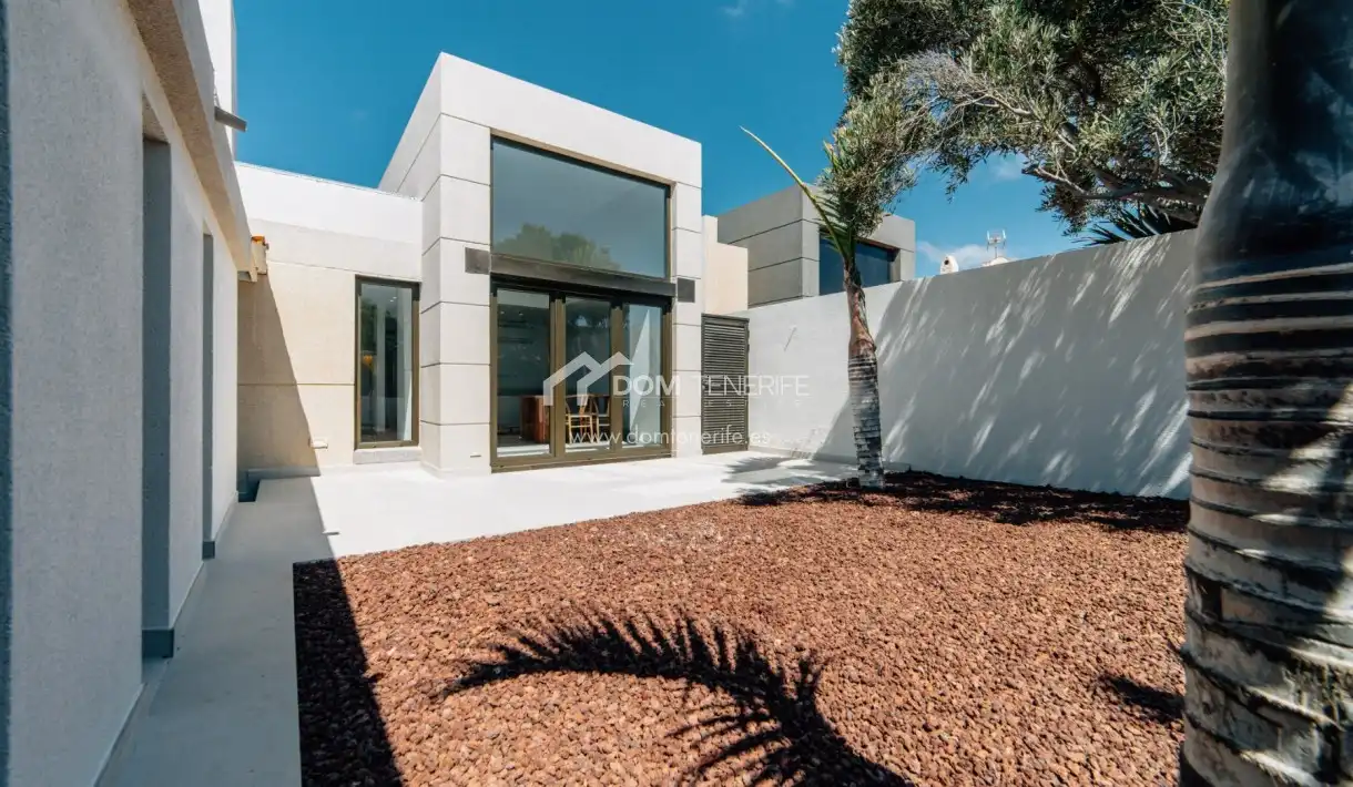 Vista exterior de Casa o xalet en venda en Granadilla de Abona amb Terrassa, Piscina i Moblat