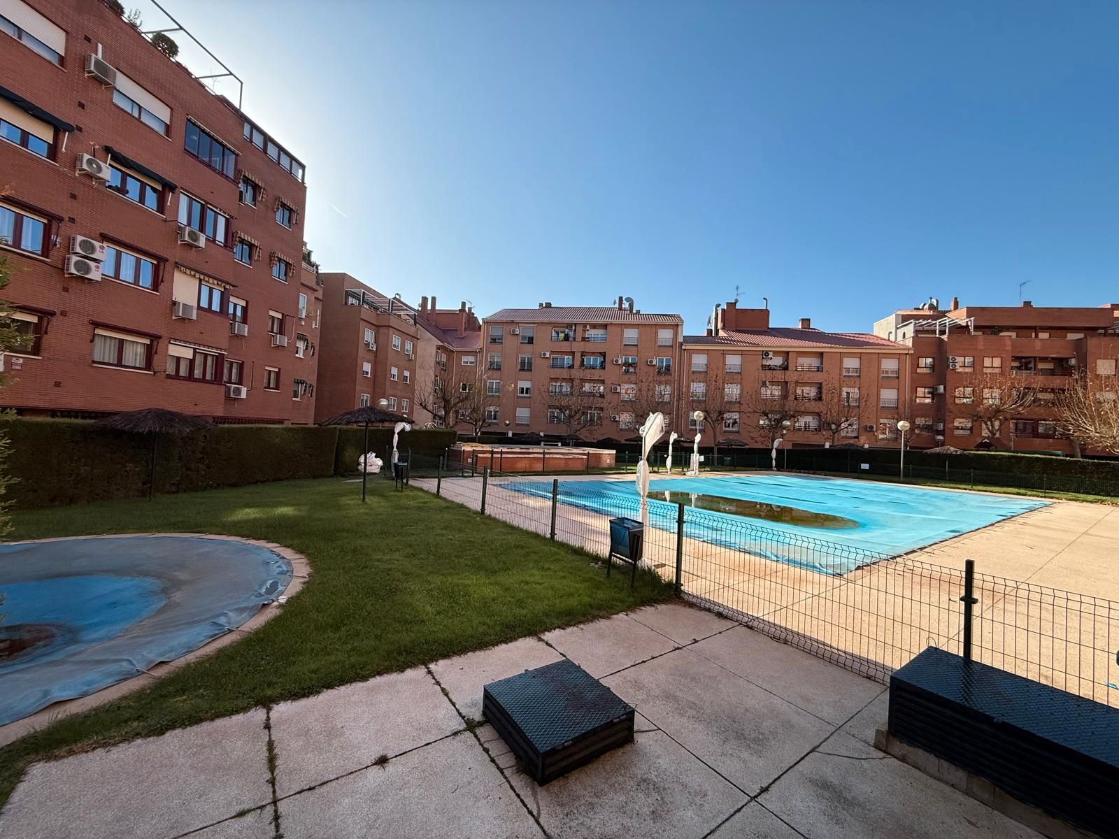 Swimming pool of Flat for sale in Leganés  with Parquet flooring, Storage room and Oven