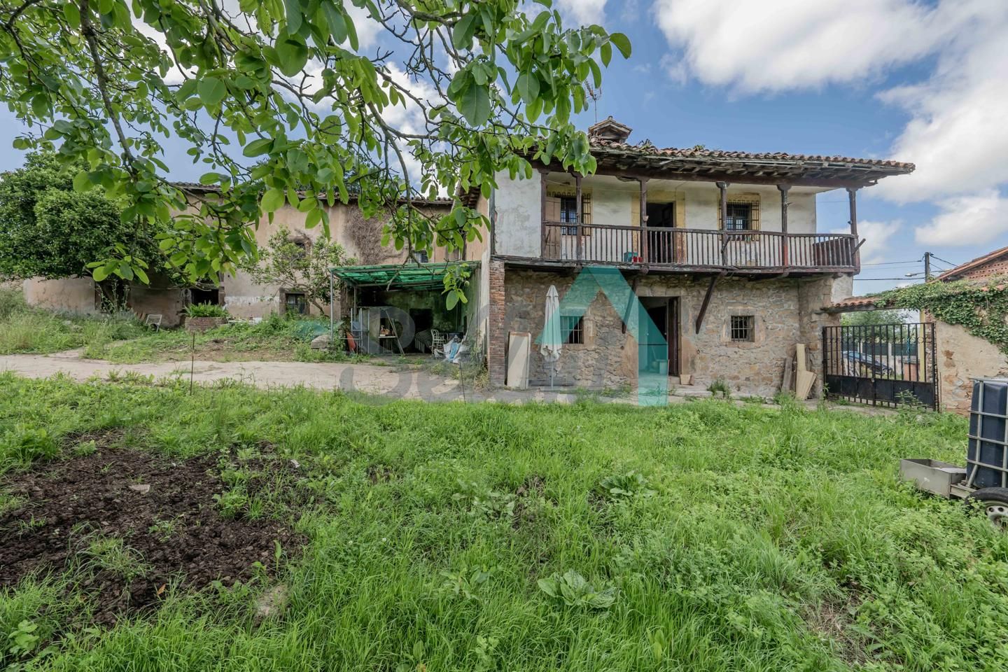 Vista exterior de Casa o xalet en venda en Oviedo  amb Jardí privat, Parquet i Terrassa