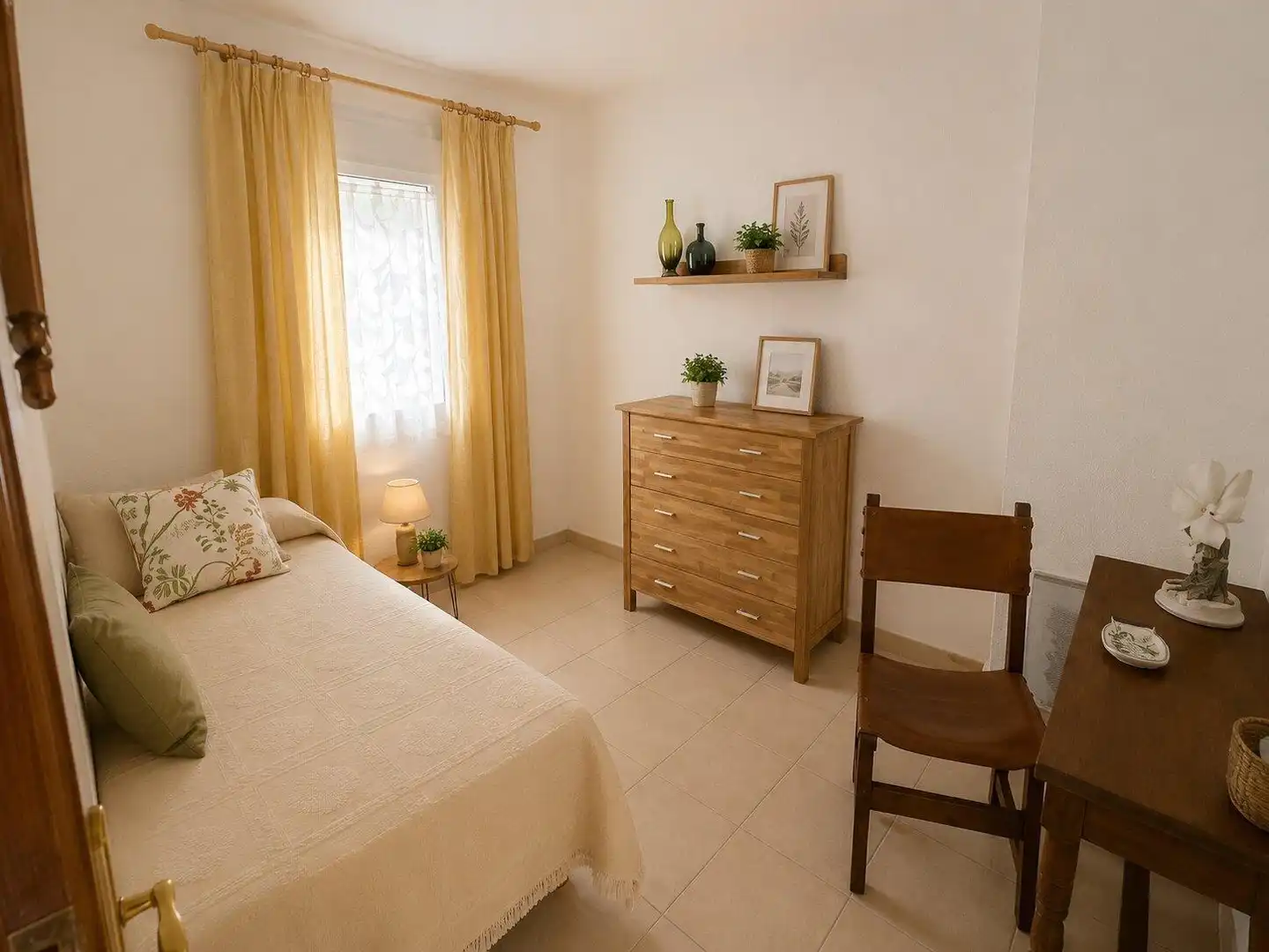 Schlafzimmer von Dachboden zum Verkauf in Roses mit Terrasse, Möbliert und Balkon