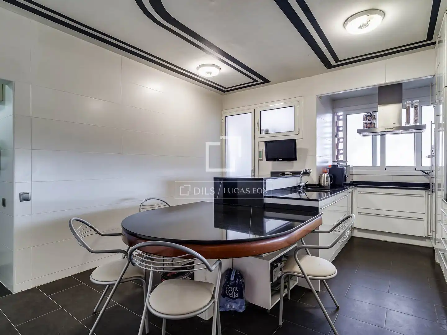 Küche von Wohnung zum Verkauf in Barcelona mit Klimaanlage, Terrasse und Abstellraum