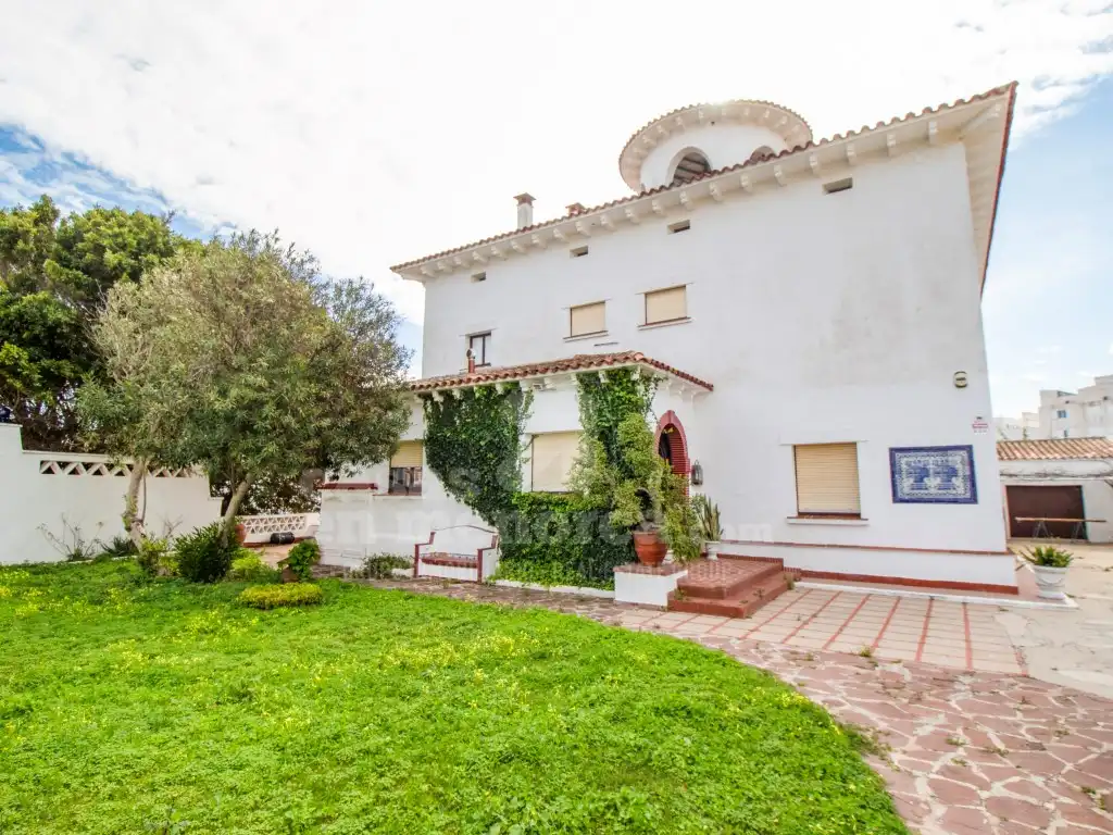 Vista exterior de Casa o xalet en venda en Maó - Mahón amb Jardí privat, Terrassa i Piscina