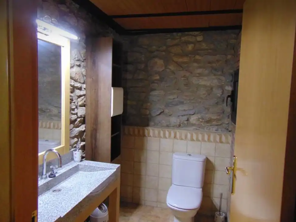 Baño de Casa o chalet de alquiler en Alàs I Cerc con Jardín privado, Parquet y Terraza