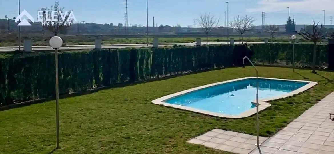 Piscina de Casa adosada en venda en Lleida amb Aire condicionat, Parquet i Terrassa