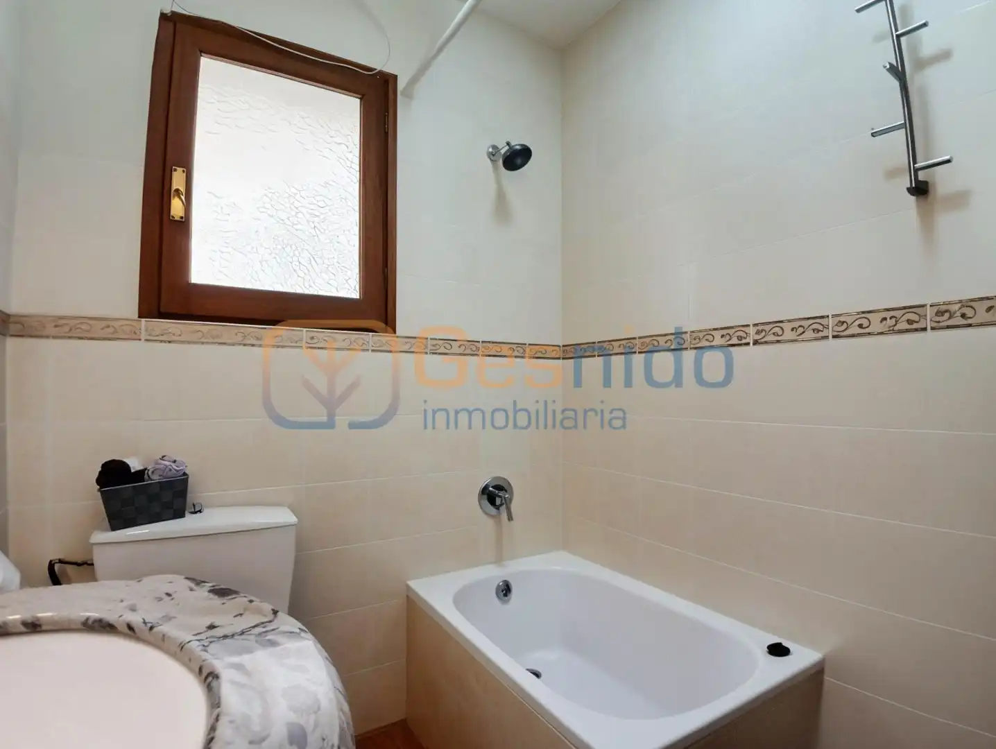Baño de Casa o chalet en venta en Sotosalbos con Calefacción, Parquet y Terraza