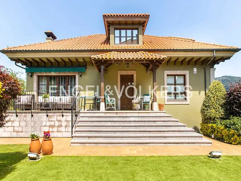 Vista exterior de Casa o xalet en venda en Oviedo  amb Calefacció, Jardí privat i Terrassa