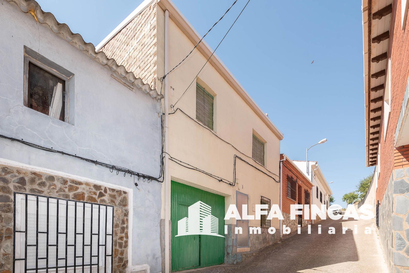 Vista exterior de Casa o xalet en venda en Olivares de Júcar amb Jardí privat, Terrassa i Traster