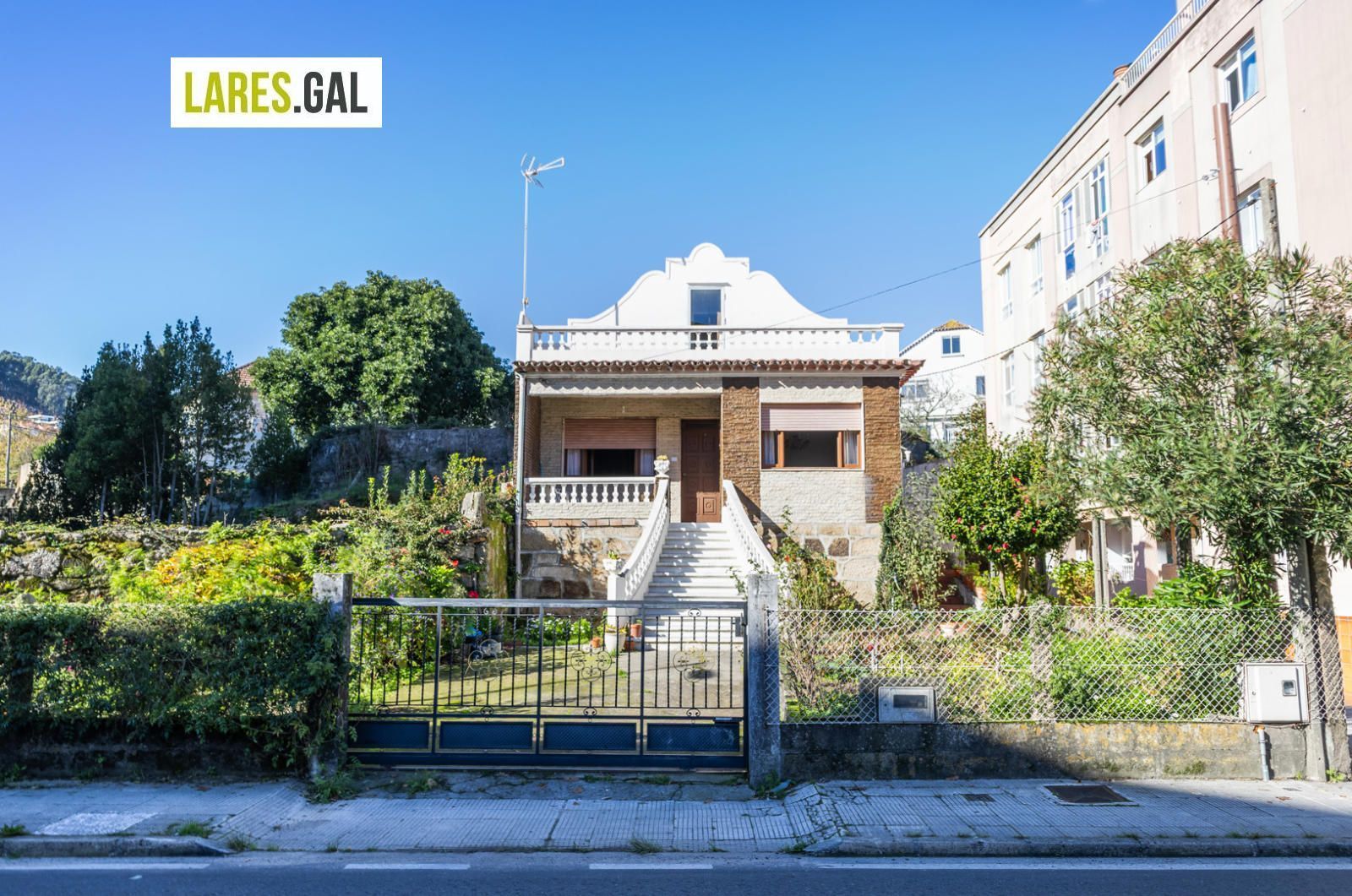 Vista exterior de Casa o xalet en venda en Cangas  amb Calefacció, Terrassa i Moblat