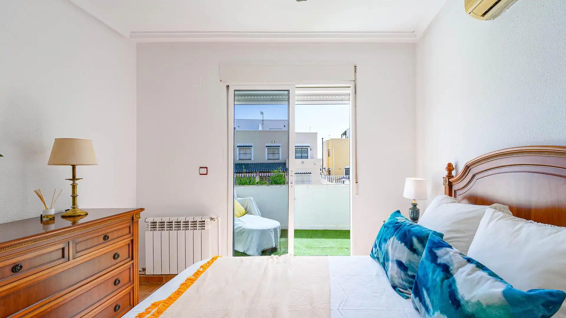 Habitación de Casa adosada en venta en Orihuela con Aire acondicionado, Calefacción y Jardín privado