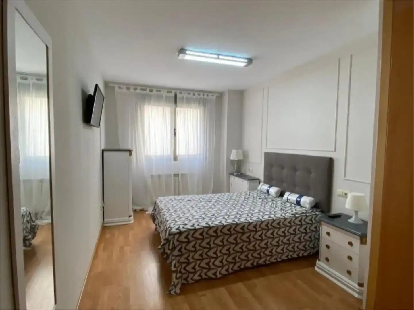 Dormitori de Pis de lloguer en Cáceres amb Aire condicionat, Parquet i Piscina
