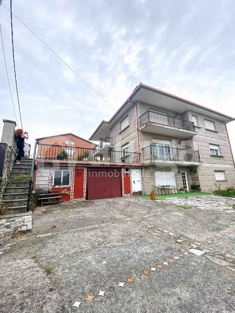 Vista exterior de Casa o xalet en venda en Cangas  amb Calefacció, Jardí privat i Terrassa