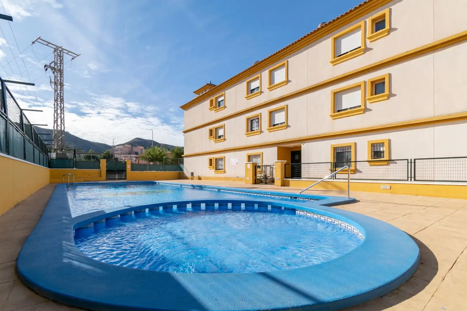 Piscina de Piso de alquiler en La Unión con Amueblado, Balcón y Alarma