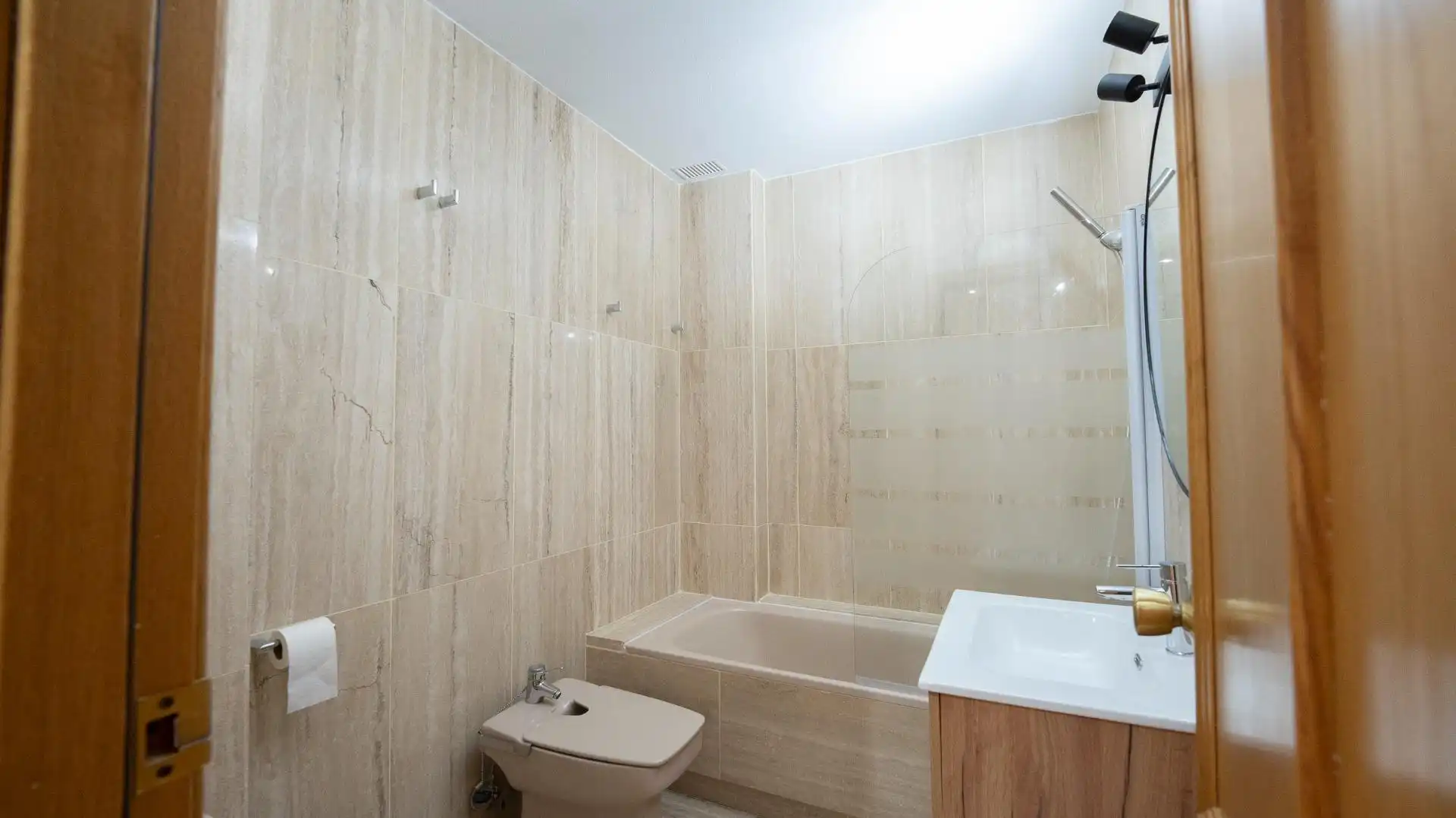 Baño de Estudio de alquiler en Madrid con Aire acondicionado, Calefacción y Parquet