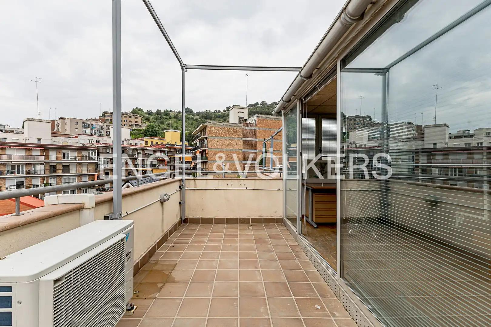 Terrasse von Einfamilien-Reihenhaus zum Verkauf in Barcelona mit Heizung