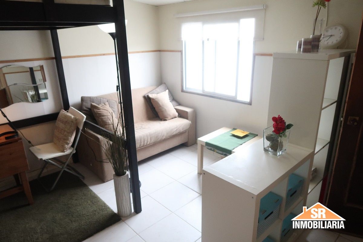 Sala de estar de Estudio de alquiler en Oleiros con Amueblado y Lavadora