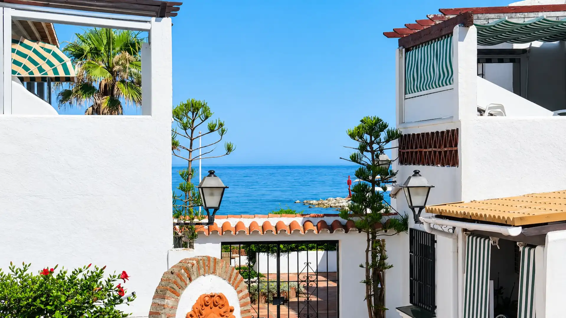 Außenansicht von Erdgeschoss zum Verkauf in Manilva mit Klimaanlage, Terrasse und Schwimmbad