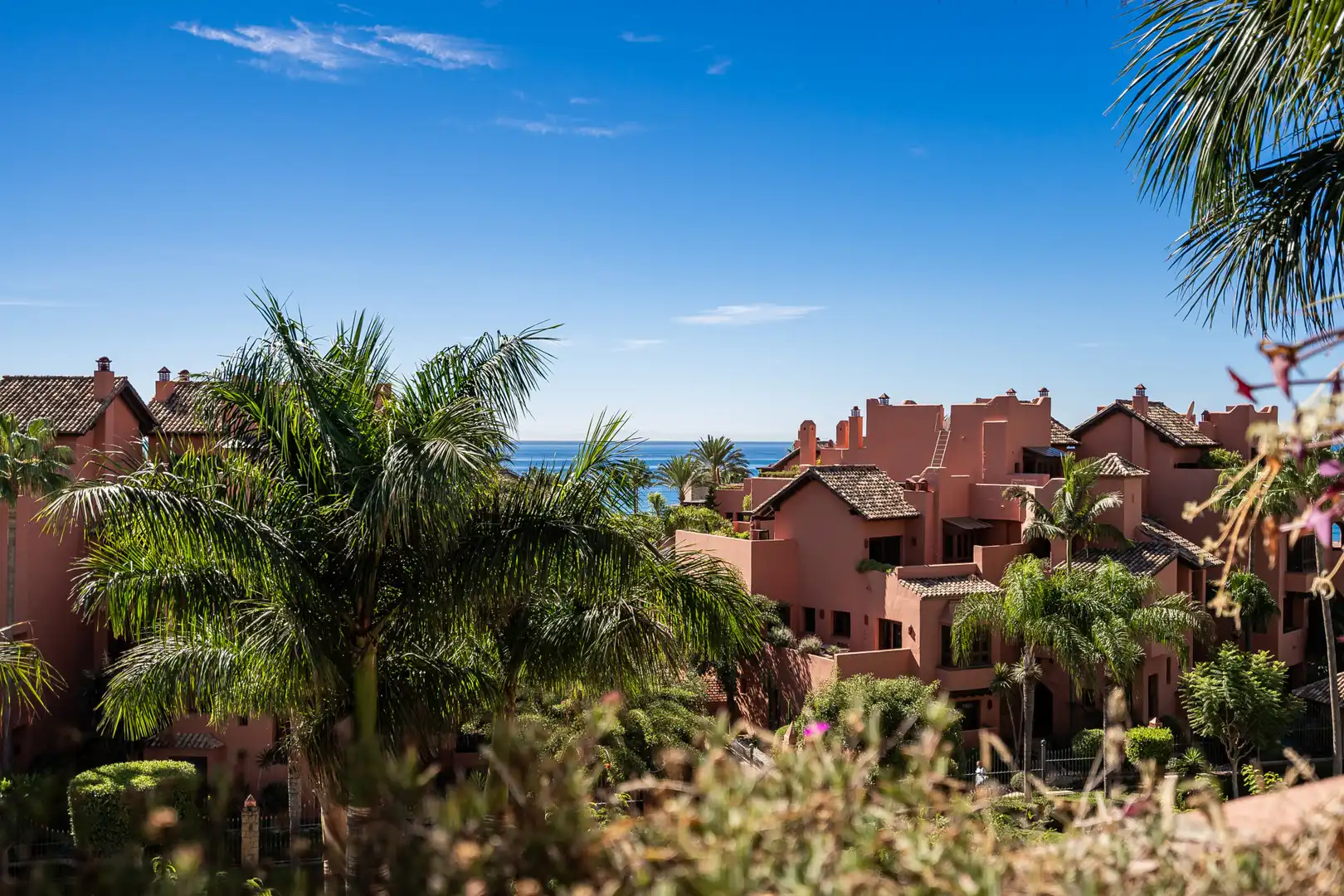 Außenansicht von Wohnungen zur Miete in Estepona mit Klimaanlage, Terrasse und Schwimmbad