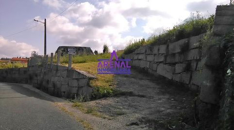 Parcela urbana con cierre de piedra