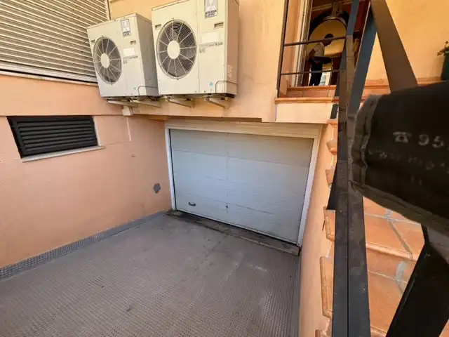 Parking de Casa adosada en venta en Huelva con Aire acondicionado, Calefacción y Jardín privado
