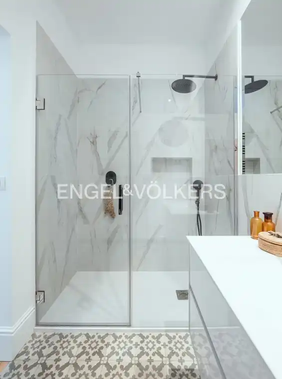 Bathroom of Flat for rent in Madrid  with Air Conditioner, Heating and Balcony