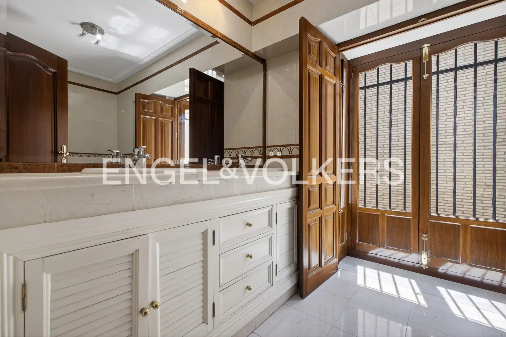 Houses for sale in Osuna  with Air Conditioner and Heating