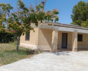 Vista exterior de Casa o xalet en venda en Fuentes de Ebro amb Jardí privat, Traster i Piscina