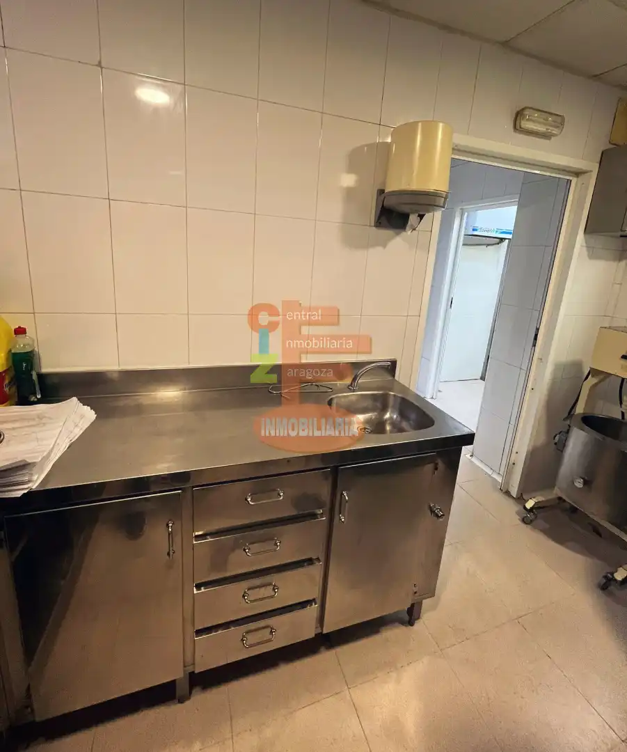 Cuina de Local en venda en Zaragoza amb Aire condicionat i Moblat