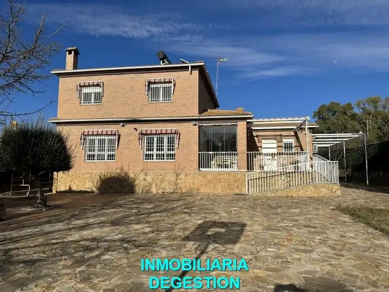 Vista exterior de Casa o xalet en venda en Linares amb Aire condicionat, Calefacció i Jardí privat