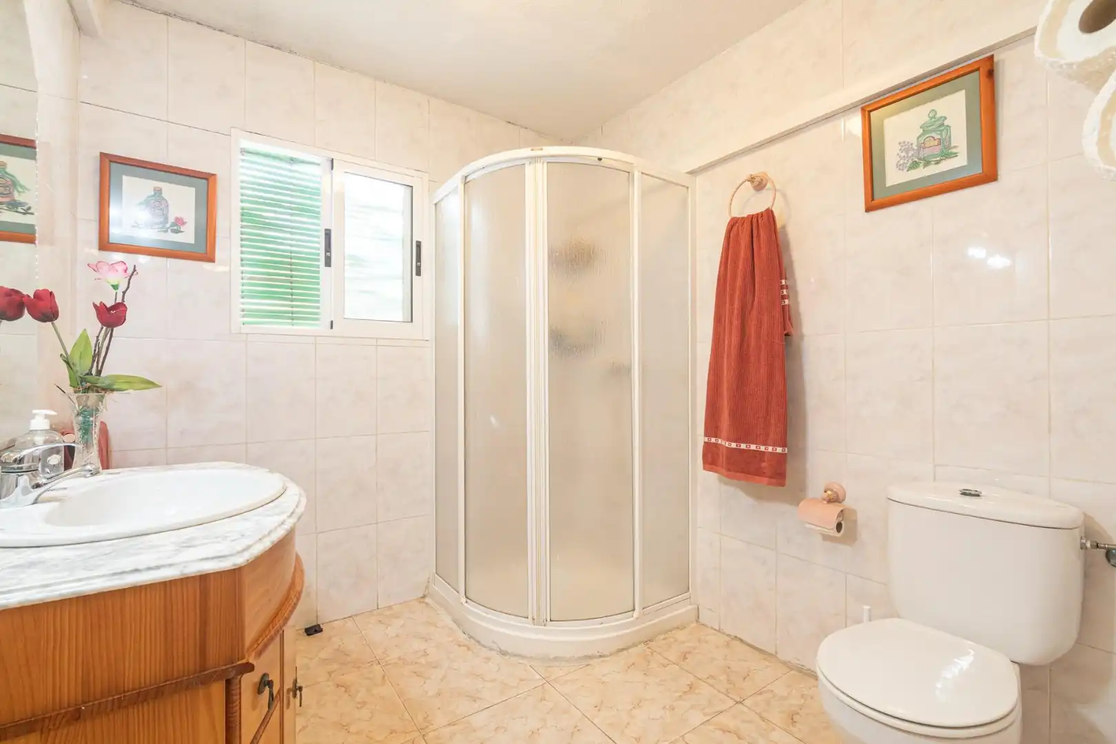 Badezimmer von Einfamilien-Reihenhaus zum Verkauf in Elche / Elx mit Klimaanlage, Terrasse und Balkon