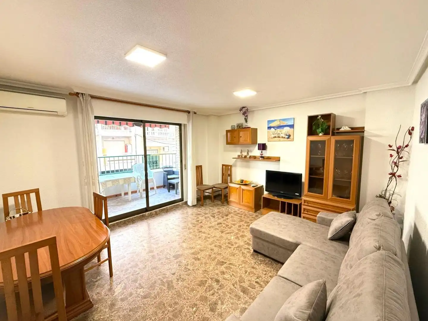 Sala de estar de Apartamento de alquiler en Torrevieja con Aire acondicionado, Terraza y Amueblado