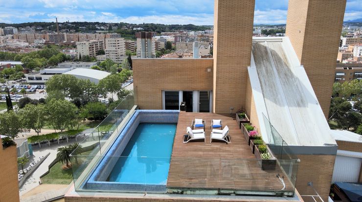 Piscina de Pis en venda en Girona Capital amb Aire condicionat, Calefacció i Parquet
