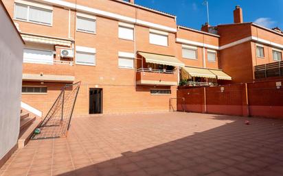 Vista exterior de Casa adosada en venda en Sant Boi de Llobregat amb Aire condicionat, Terrassa i Piscina comunitària