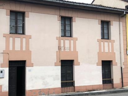 Vista exterior de Casa adosada en venda en Piloña amb Balcó