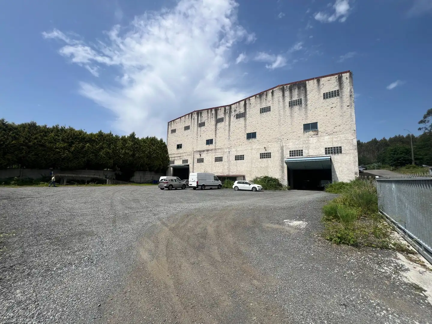Außenansicht von Fabrikhallen zur Miete in Ordes