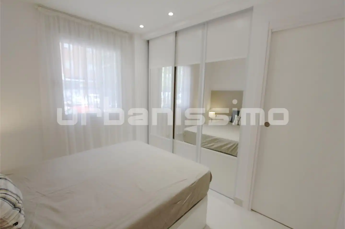 Dormitori de Apartament de lloguer en Madrid amb Aire condicionat, Calefacció i Moblat