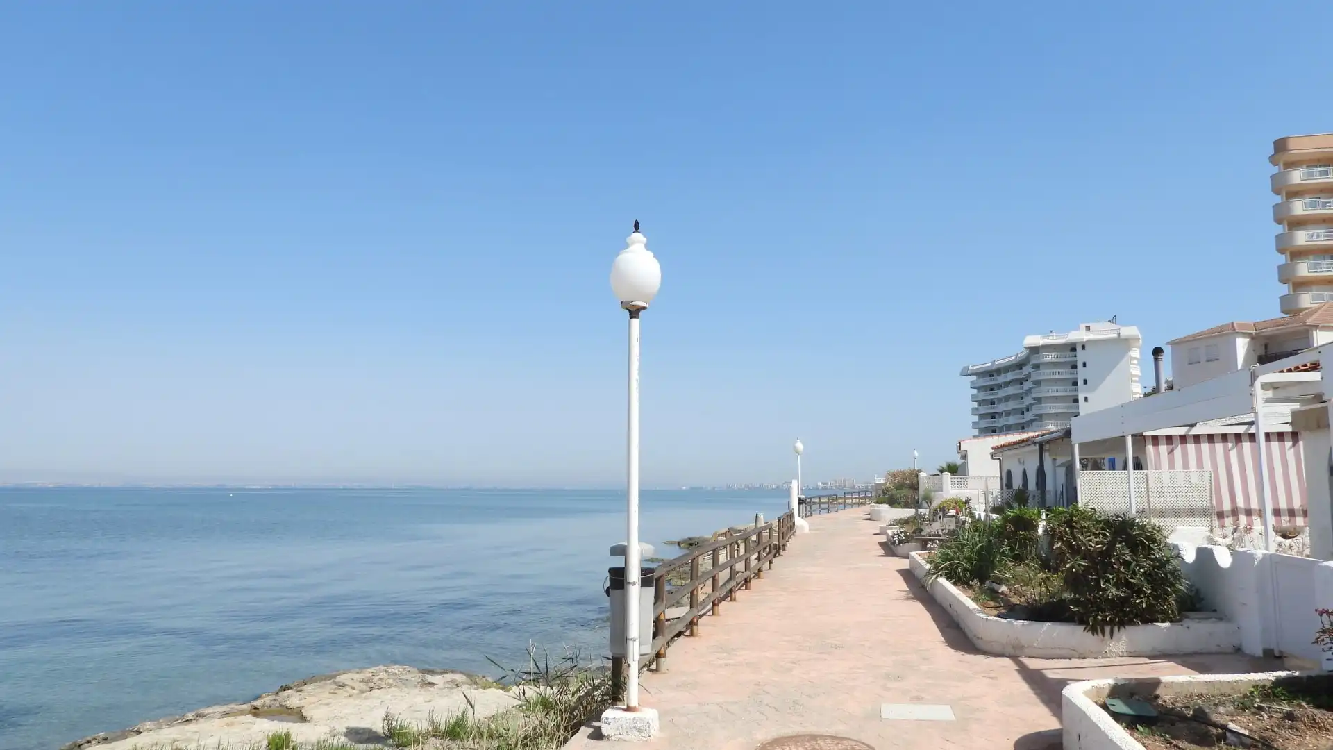Vista exterior de Apartament en venda en La Manga del Mar Menor amb Aire condicionat, Calefacció i Jardí privat