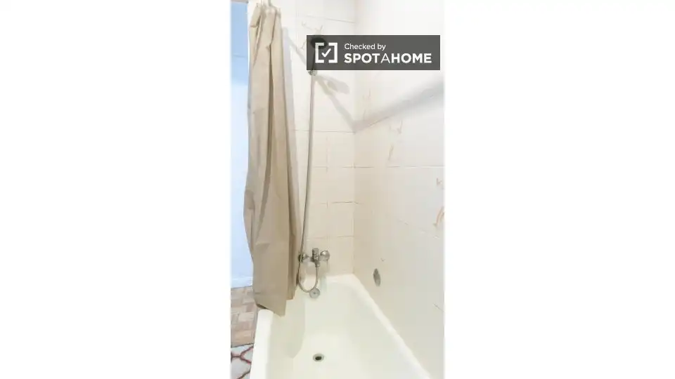 Bathroom of Flat for rent in Madrid  with Air Conditioner, Heating and Furnished