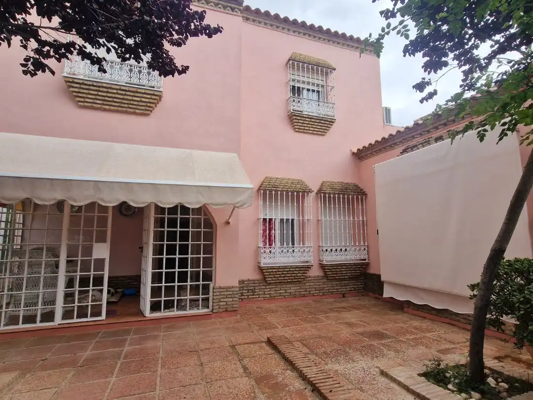 Chalet con piscina en venta en Calle Miguel de Cervantes 13