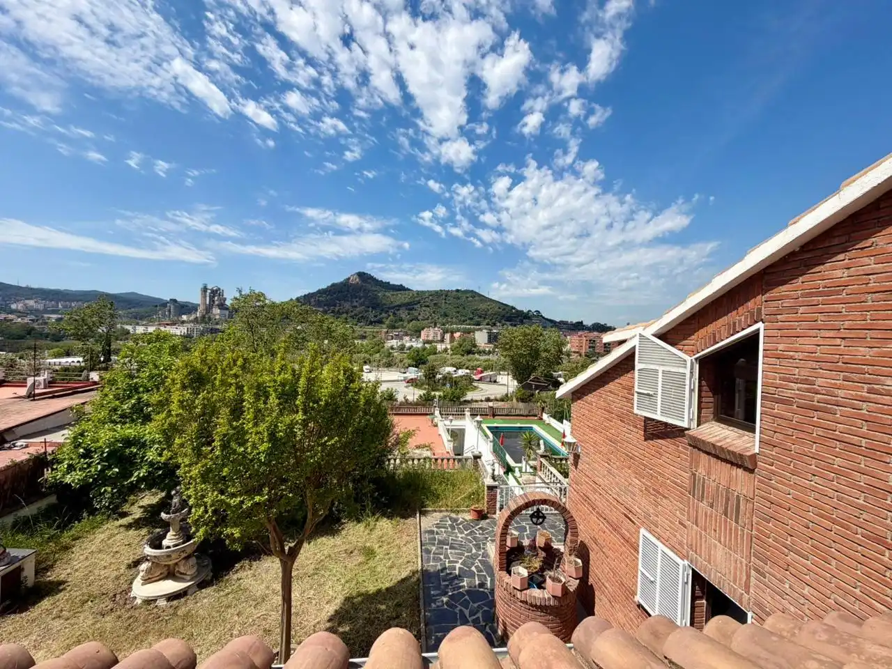 Vista exterior de Casa o xalet en venda en Montcada i Reixac amb Aire condicionat, Calefacció i Jardí privat