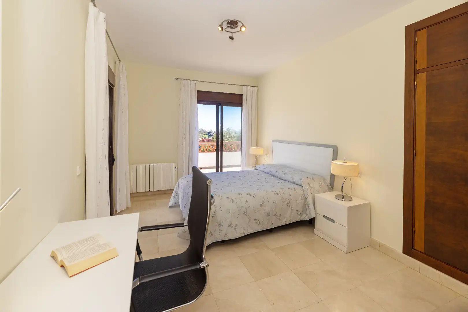 Dormitori de Casa o xalet en venda en Marbella amb Aire condicionat, Jardí privat i Terrassa