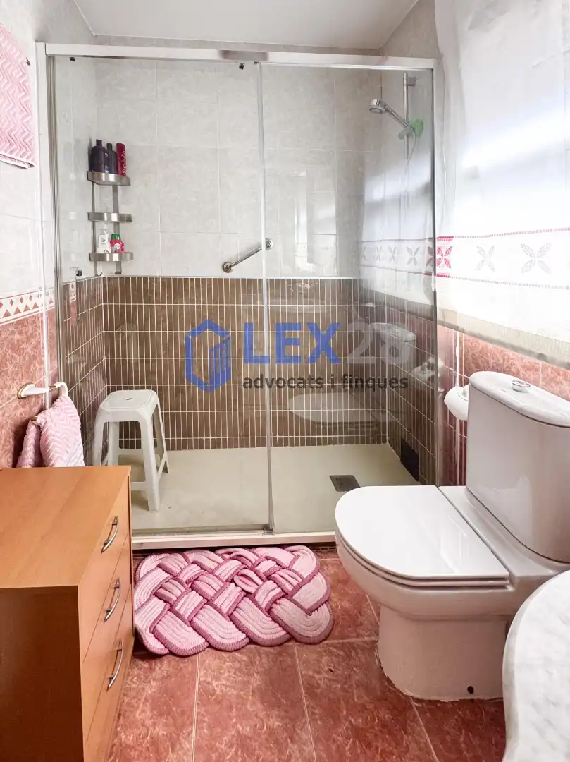 Baño de Casa adosada en venta en Badalona con Aire acondicionado, Calefacción y Jardín privado