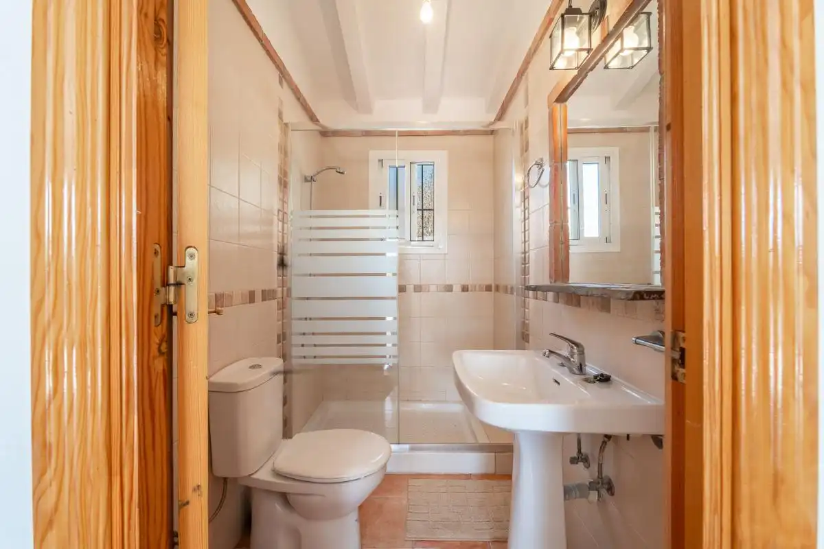 Baño de Casa adosada en venta en Frigiliana con Aire acondicionado, Calefacción y Jardín privado